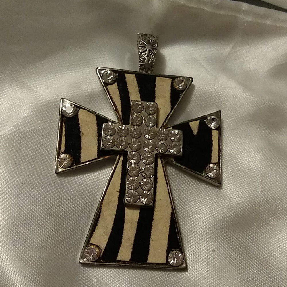 Magnetic cross pendant